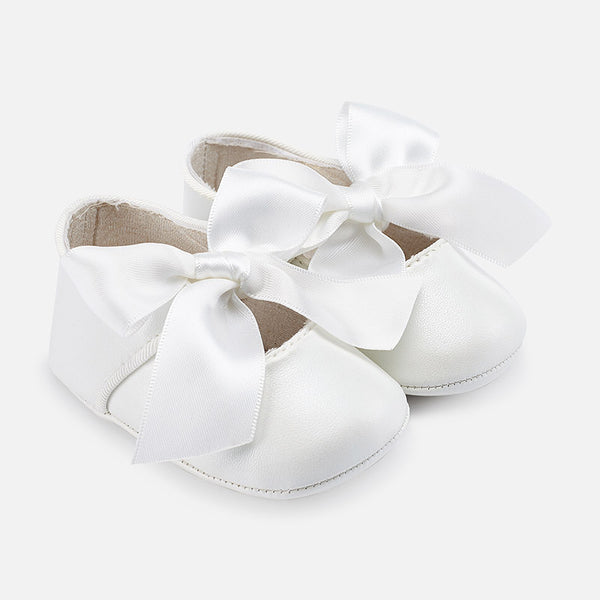 Mayoral white Mary Jane prams shoes with white tie satin bow.